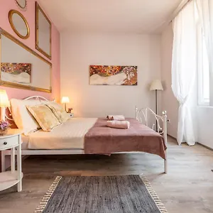 Old Romantic 4 With Free Private Parking , Pola Croazia